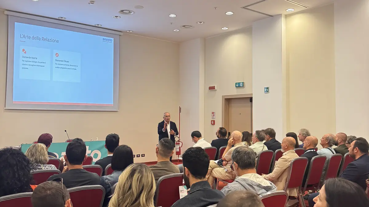 La sala durante una serata Snasto: il relatore parla alla platea